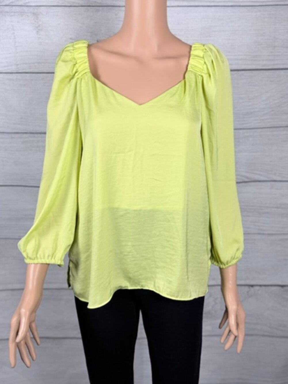 💚 NWT Vince Camuto Lily Green V-Neck Ruched Shoulder Top Size M
